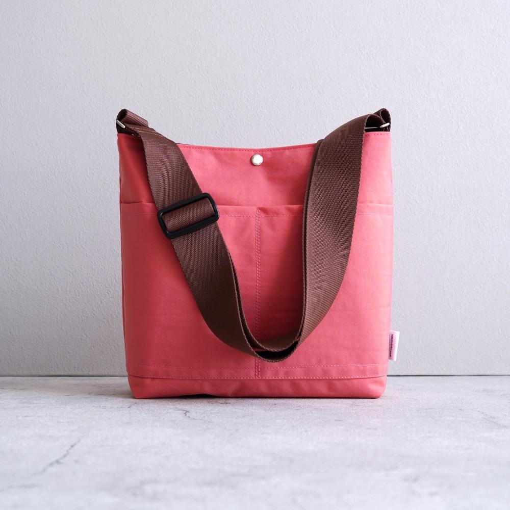 選べるＭ/Ｌサイズ 大容量のスクエア型 ワンショルダーバッグ(軽量/ピンク/LはA4対応)撥水ナイロン 通勤通学 旅行に1枚目の画像