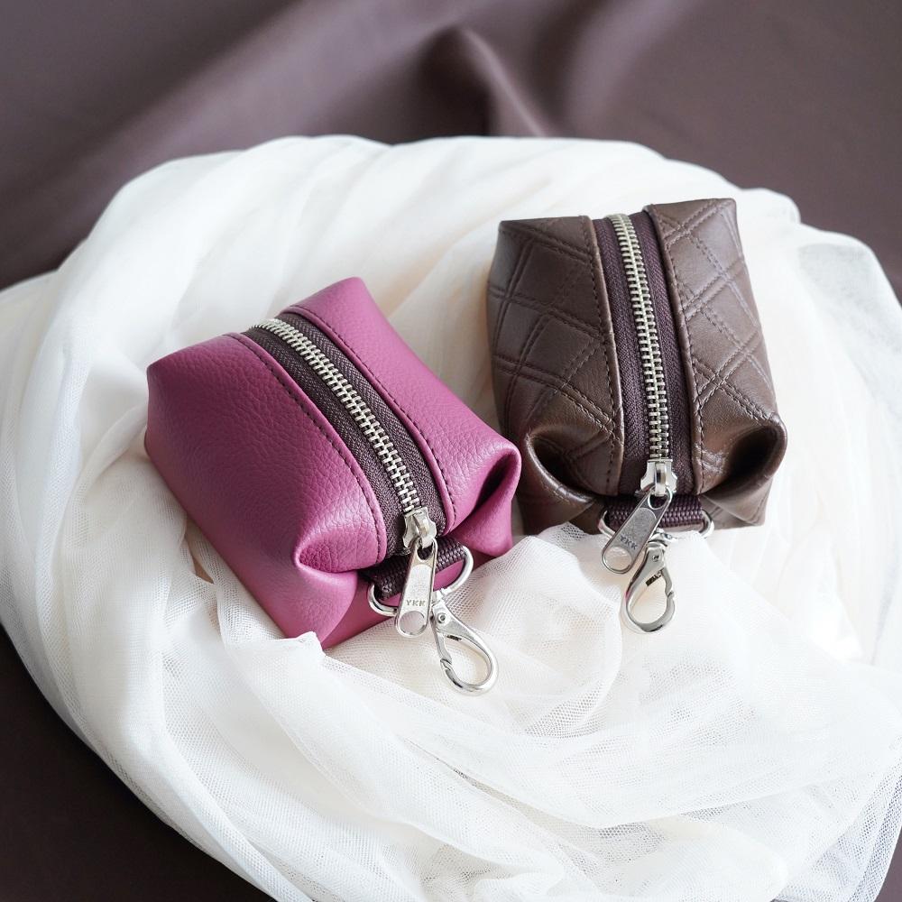 スマホポーチ バッグチャーム（キルト茶/ピンク）スクエアポーチ　カバンにつけるポーチ エコレザーミニケース 旅行に
