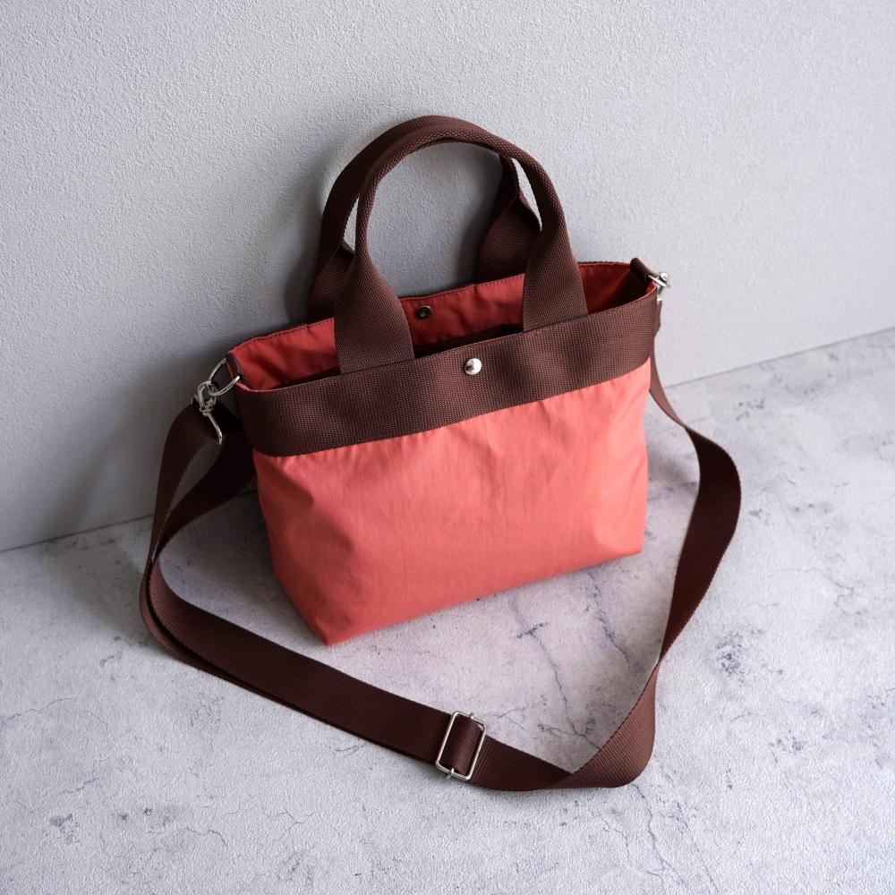 桜コーラルピンクの2wayショルダートートバッグ（Ｍ）軽量・撥水 大人の春バッグ 旅行・公園やピクニックにも◎ママバッグ