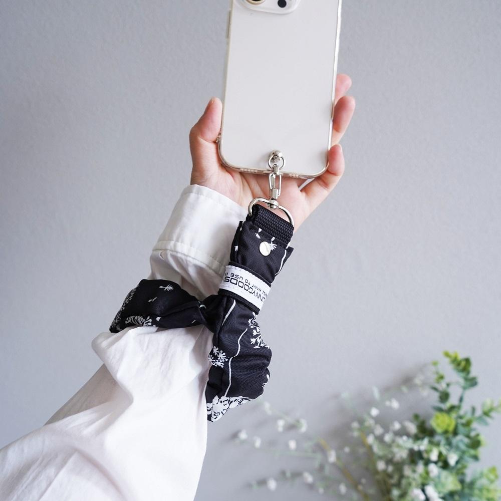 滑り止めゴム付き ハンドストラップ（ブラック）水をはじく 撥水ナイロン フリル スマホ ストラップ 花柄 シルエット1枚目の画像