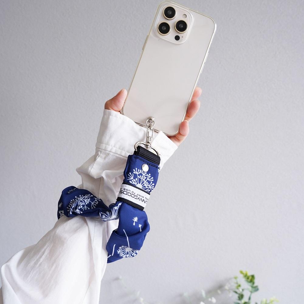滑り止めゴム付き ハンドストラップ（ブルー） 撥水ナイロン フリル スマホ ストラップ 花柄 シルエット タンポポ綿毛1枚目の画像
