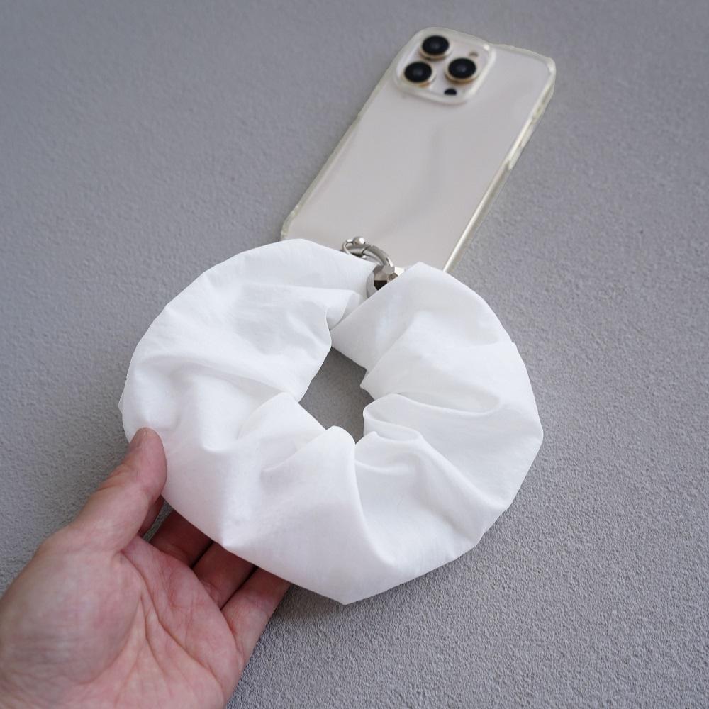カラビナ付き シュシュ型ハンドストラップ（スノーホワイト）スマホストラップ 旅行 夏 お出掛けに◎ ビッグシュシュ | 5枚目