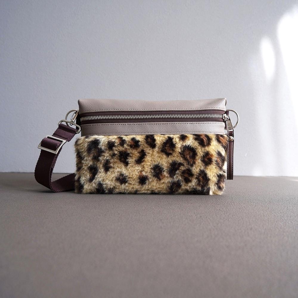 秋冬限定販売！ヒョウ柄エコファーのクロスボディバッグ（モカ）レディース ミニショルダーバッグ 斜め掛けポシェット