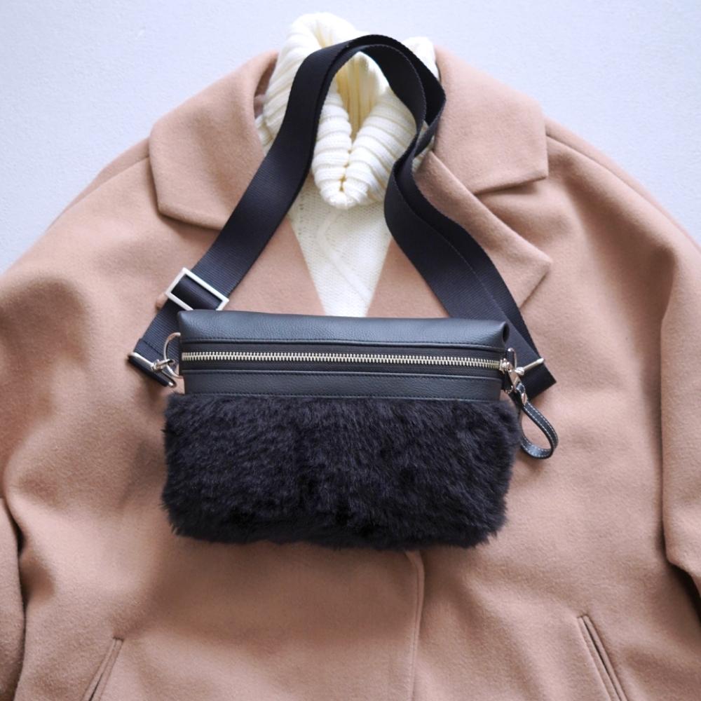 秋冬限定販売！モノトーンエコファーのクロスボディバッグ（黒）レディース ミニショルダーバッグ 斜め掛けポシェット1枚目の画像